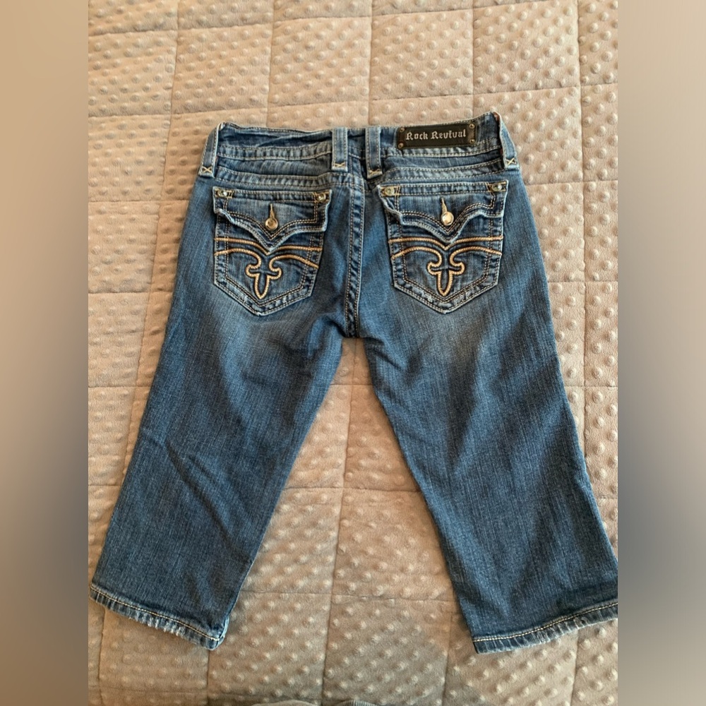 Rock Revival Celine cropped capris distressed. Size 30.